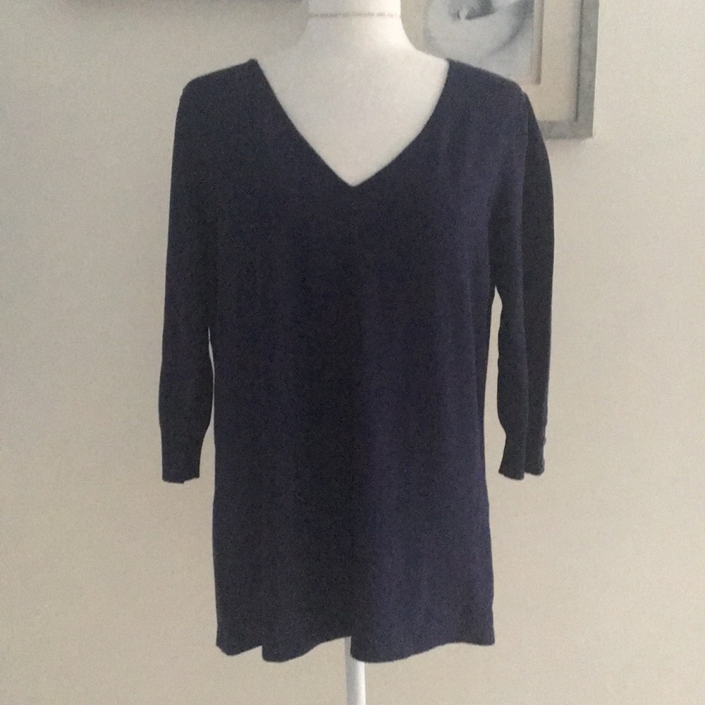 🌺 Navy blue sweater w/ button detail on sleeves